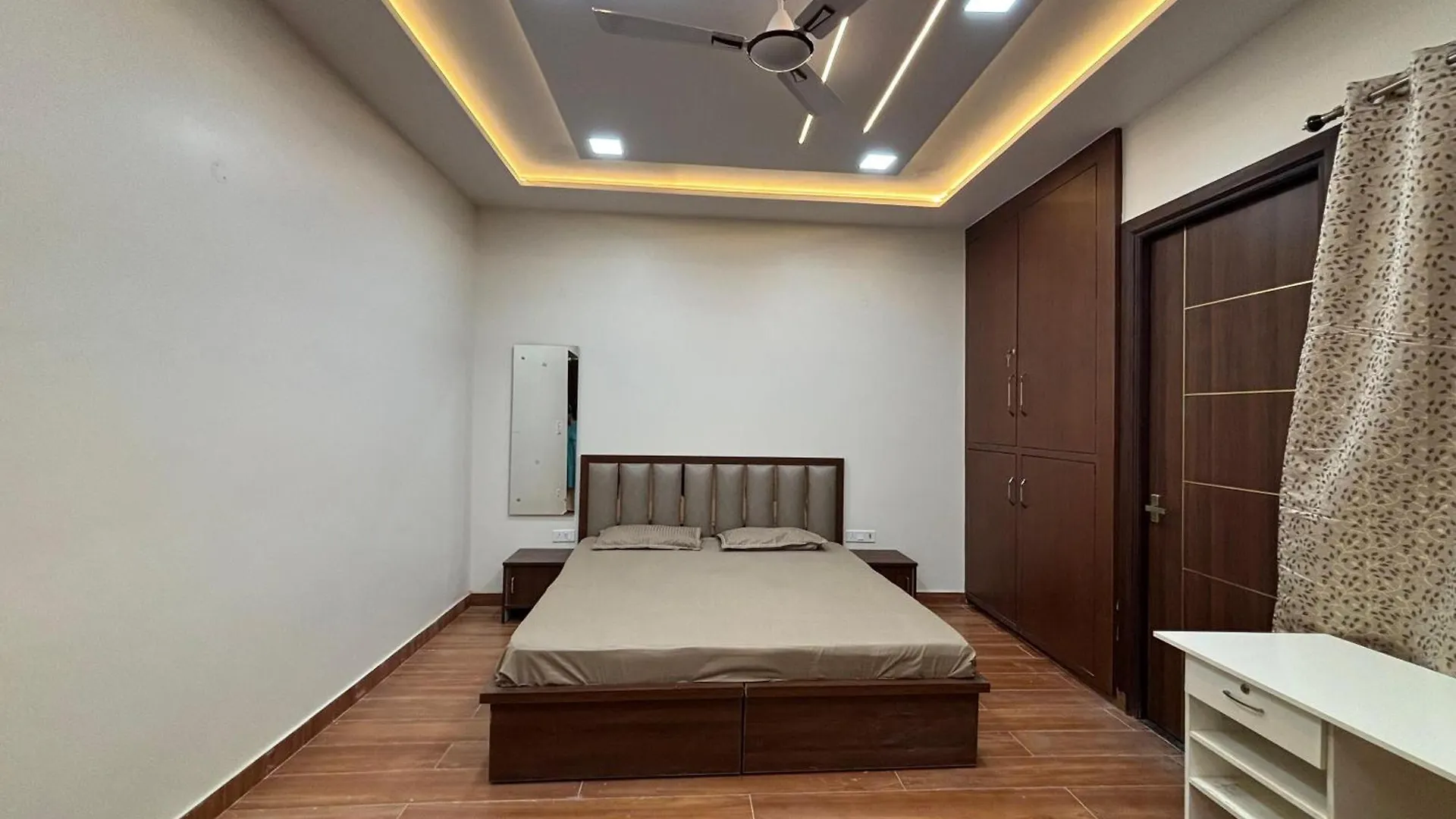S Square Homestay Tajganj